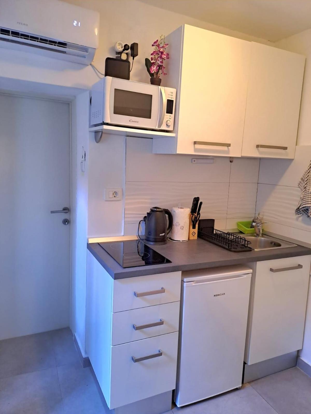 Studio Apartment Lola Kaštela Buitenkant foto